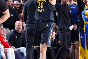 在线游戏-德国队不断突破！，库里连续三场比赛得分超过表现优异赛场气氛高涨的简单介绍