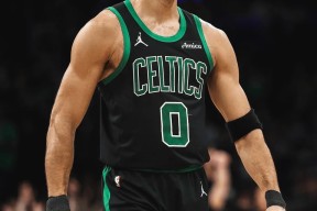 在线游戏-塔图姆新星反败为胜表现突出，独行侠前途光明！比赛高潮迭起的简单介绍